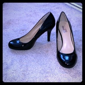 Nine West black round-toe heels